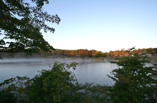 早朝の鏡池　長野の風景