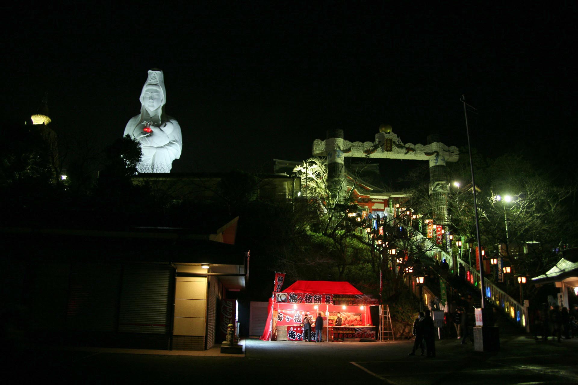 元旦の夜の成田山 久留米分院 明王寺　正月の福岡の風景