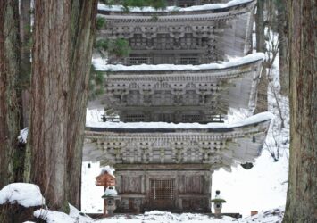 雪の積もる冬の羽黒山 五重塔　冬の山形の風景