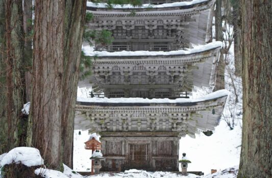 雪の積もる冬の羽黒山 五重塔　冬の山形の風景