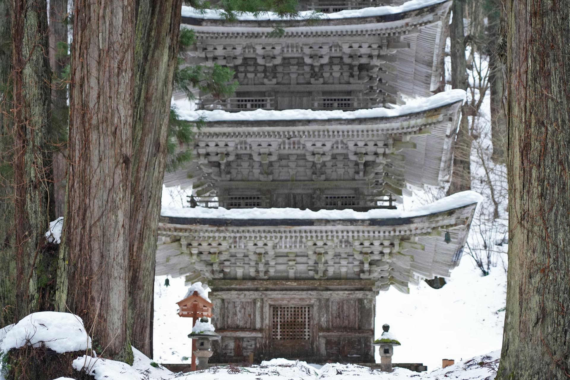 雪の積もる冬の羽黒山 五重塔　冬の山形の風景