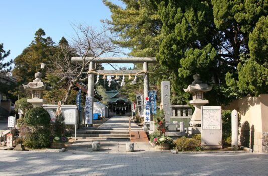 正月の装いを見せる年末の乃木神社　山口の風景
