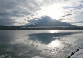 冬の山中湖から見る富士山　雪の風景　冬の山梨の風景