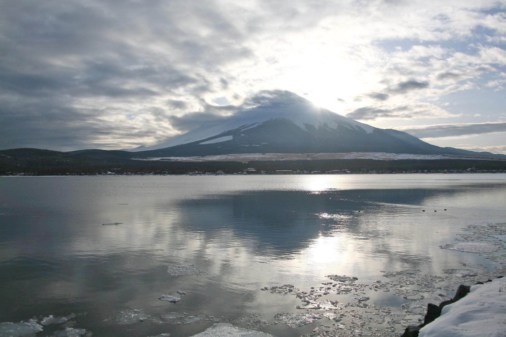 冬の山中湖から見る富士山　雪の風景　冬の山梨の風景