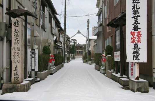 冬の新潟　真城院　雪の新潟の風景
