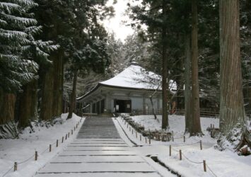 雪の中尊寺金色堂　奥州平泉　冬の岩手の風景