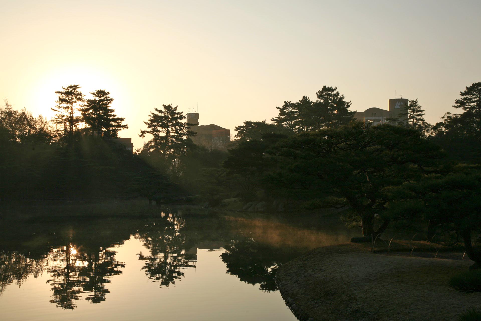 冬の朝の栗林公園　冬の香川の風景