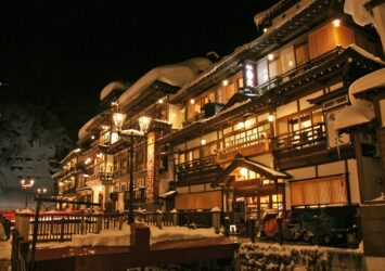 冬の夜の銀山温泉　雪の山形の風景　冬の山形の風景