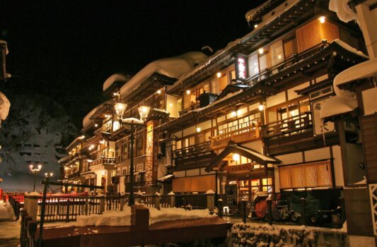 冬の夜の銀山温泉　雪の山形の風景　冬の山形の風景