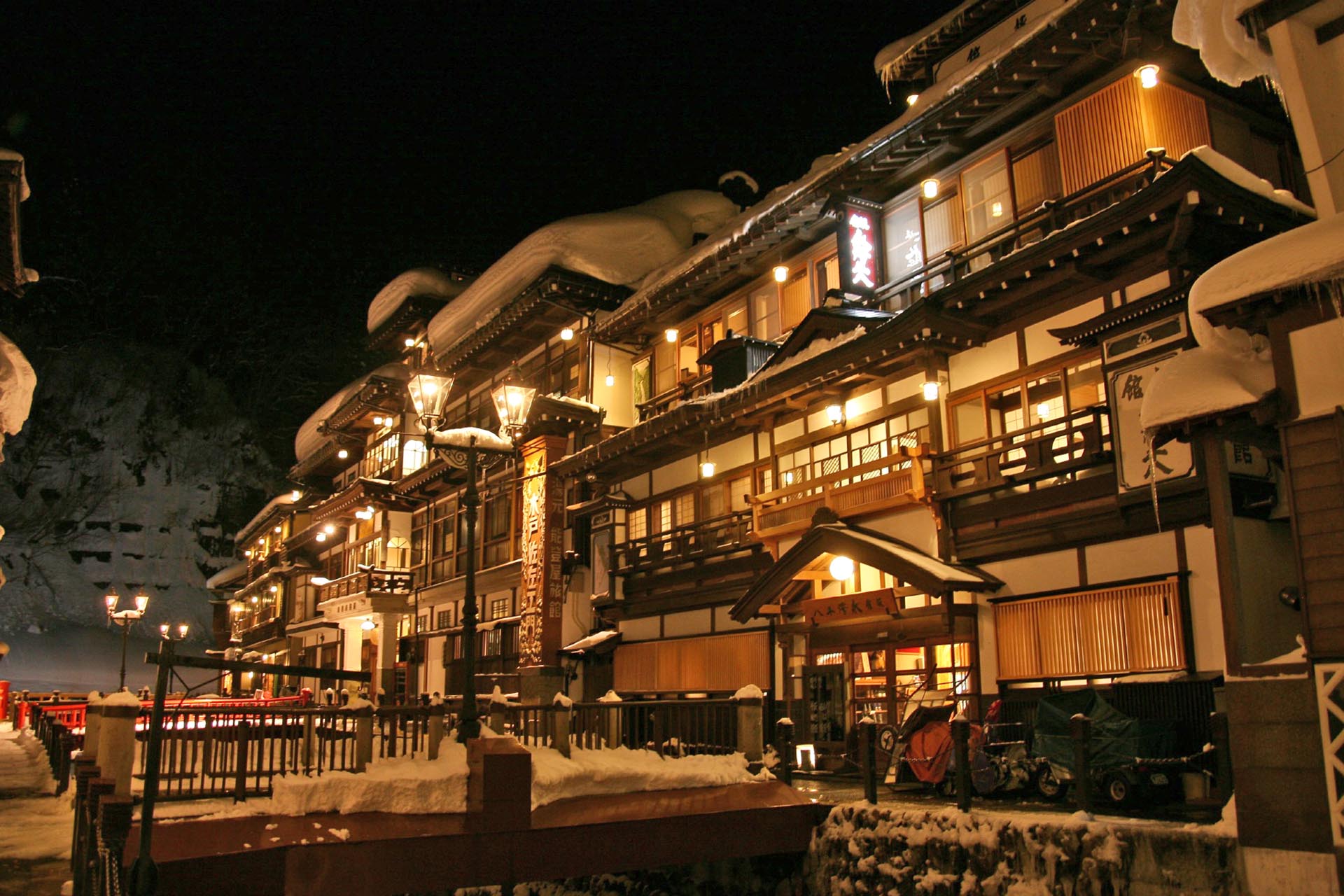 冬の夜の銀山温泉　雪の山形の風景　冬の山形の風景