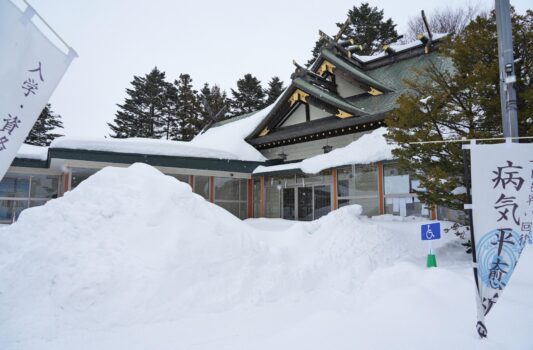 雪の発寒神社　冬の札幌の風景　冬の北海道の風景