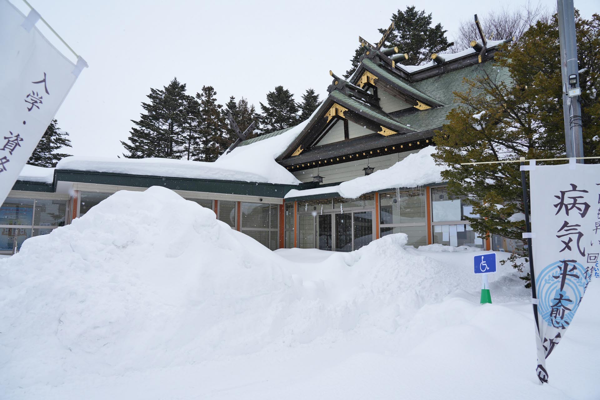 雪の発寒神社　冬の札幌の風景　冬の北海道の風景