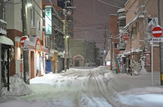冬の夜の青森　雪の舞う町並み　冬の青森の風景