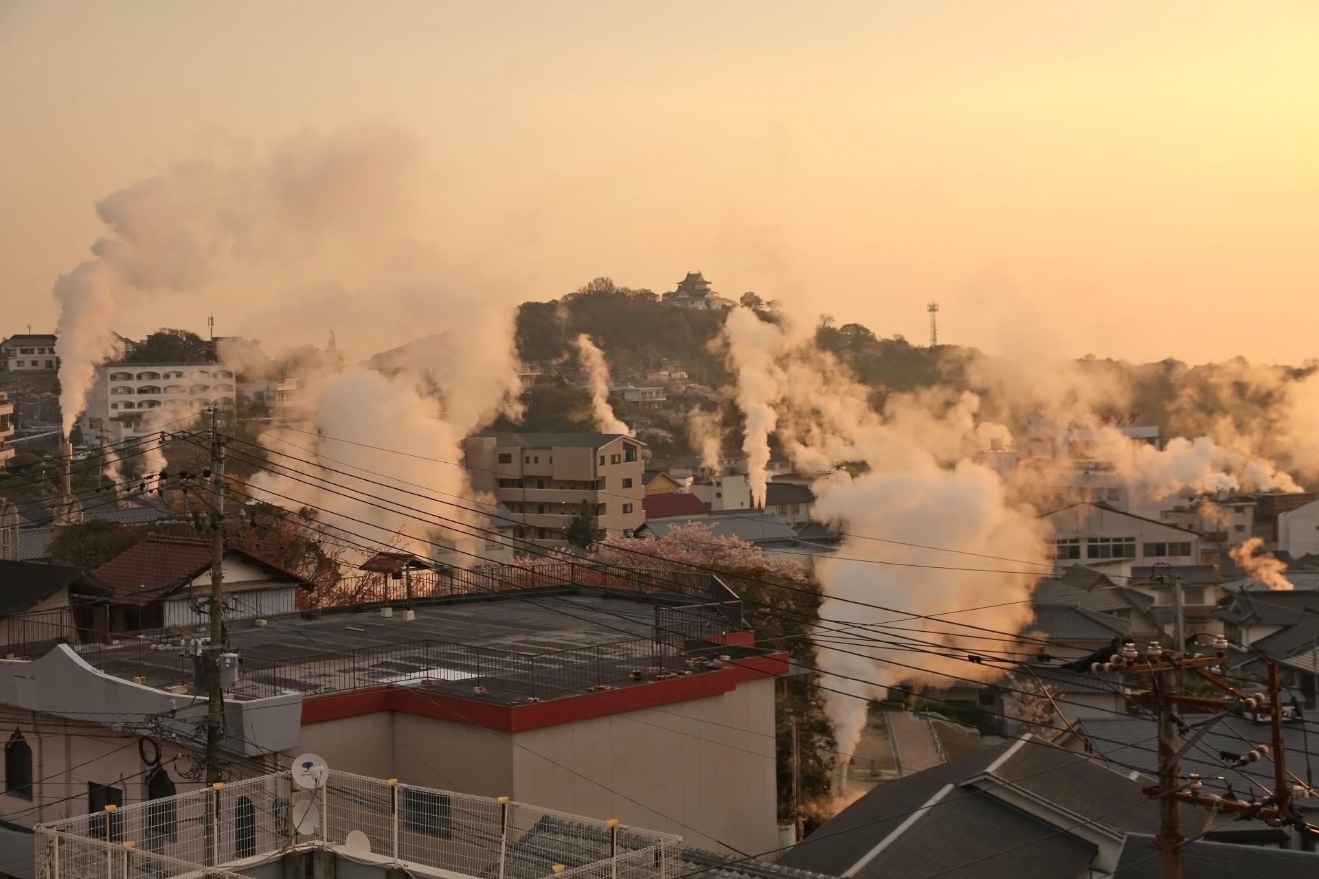 別府・鉄輪温泉の春の朝の絶景　春の大分の風景