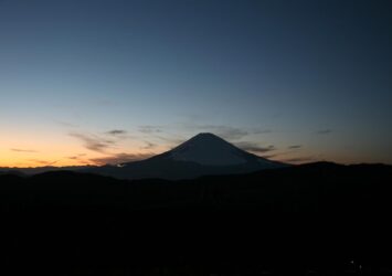 大涌谷から眺める夕暮れの富士山　神奈川の風景　富士山のある風景