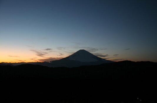 大涌谷から眺める夕暮れの富士山　神奈川の風景　富士山のある風景