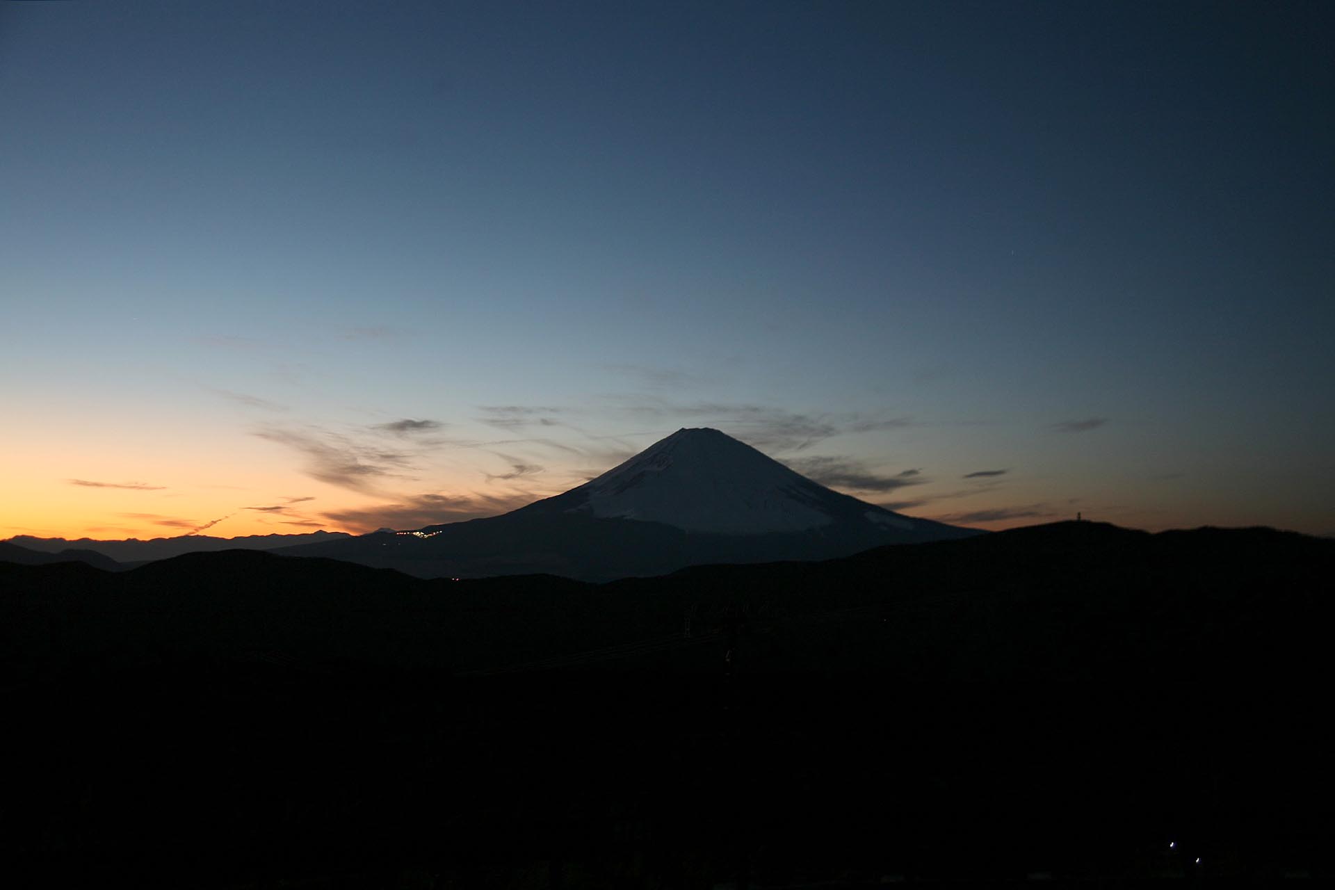 大涌谷から眺める夕暮れの富士山　神奈川の風景　富士山のある風景