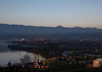 春の朝の諏訪湖の風景　春の長野の風景