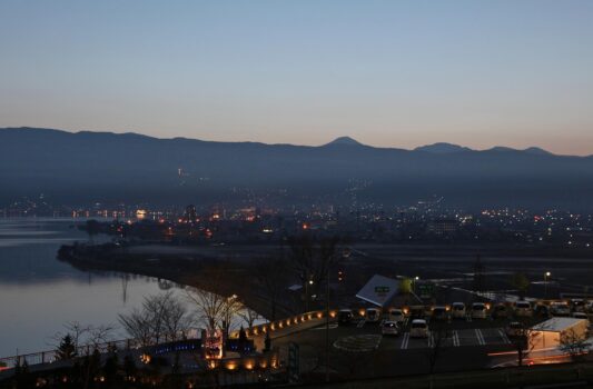 春の朝の諏訪湖の風景　春の長野の風景