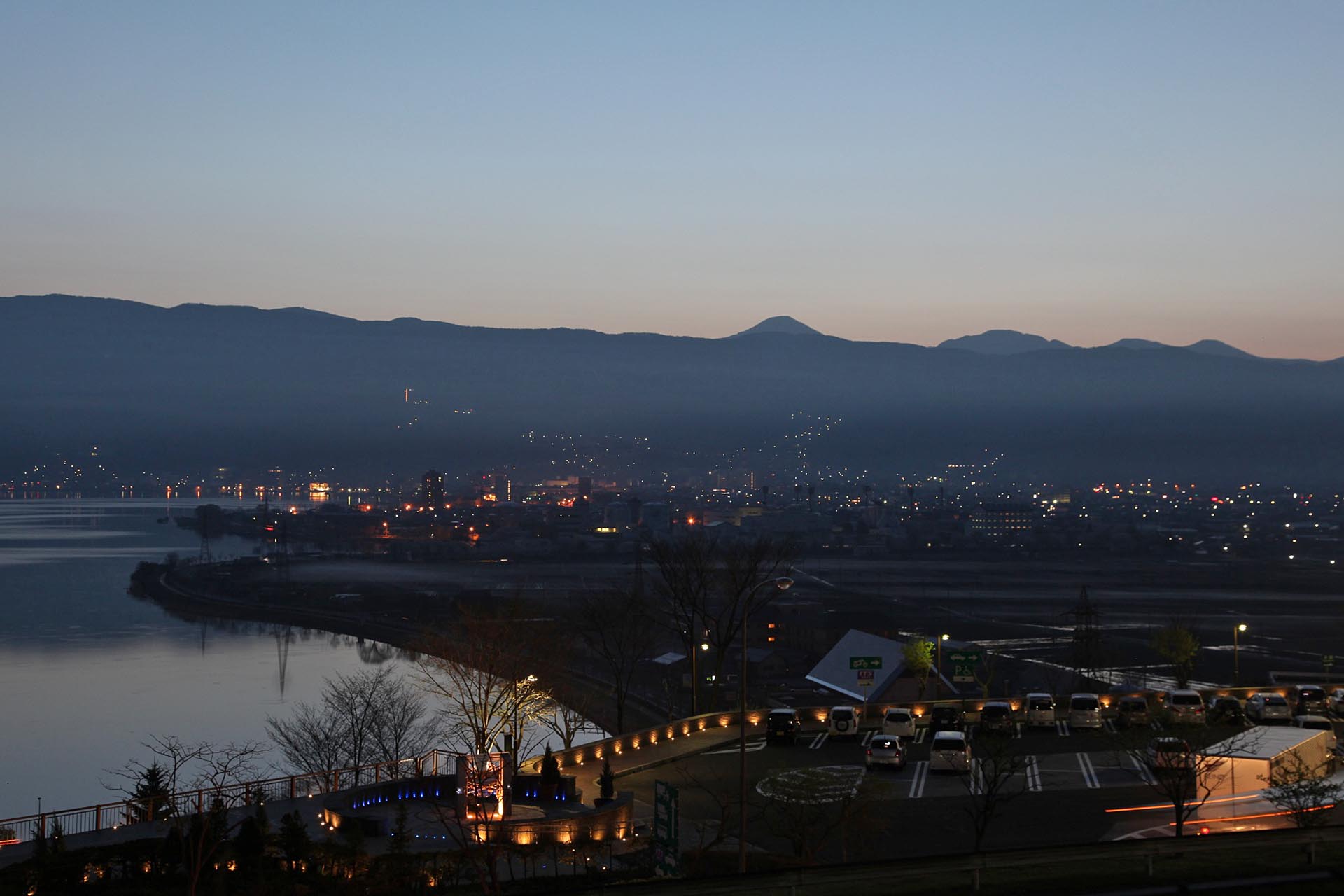 春の朝の諏訪湖の風景　春の長野の風景