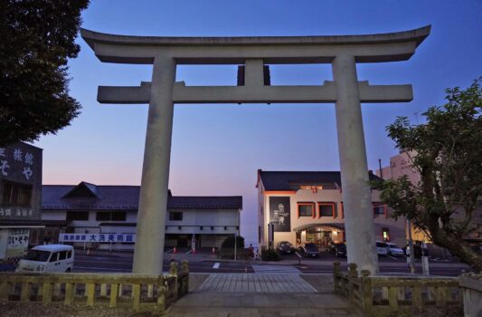 早朝の大洗磯前神社　鳥居　茨城の風景