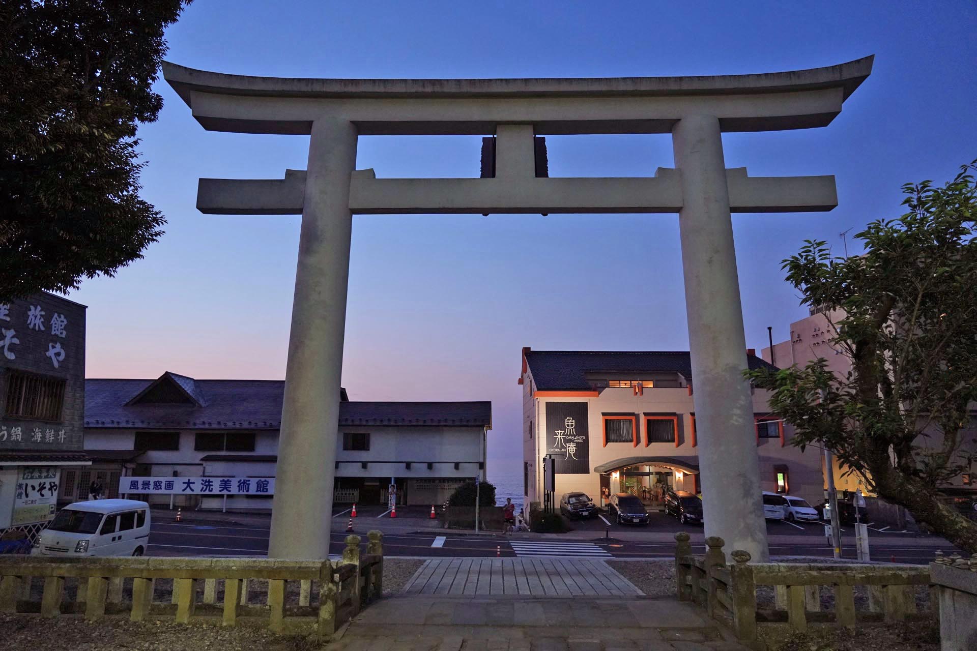 早朝の大洗磯前神社　鳥居　茨城の風景