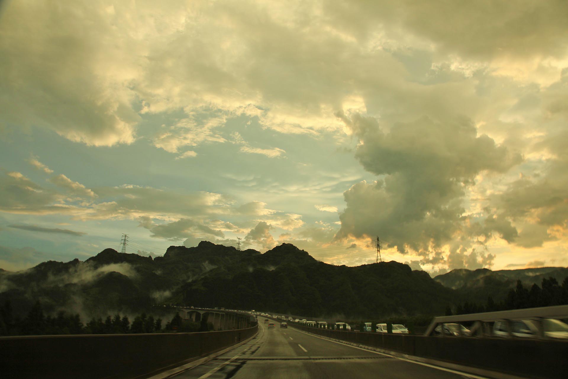 夏の風景　豪雨の後の夕暮れ　群馬の風景