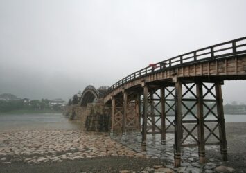 梅雨の錦帯橋の風景　山口の風景