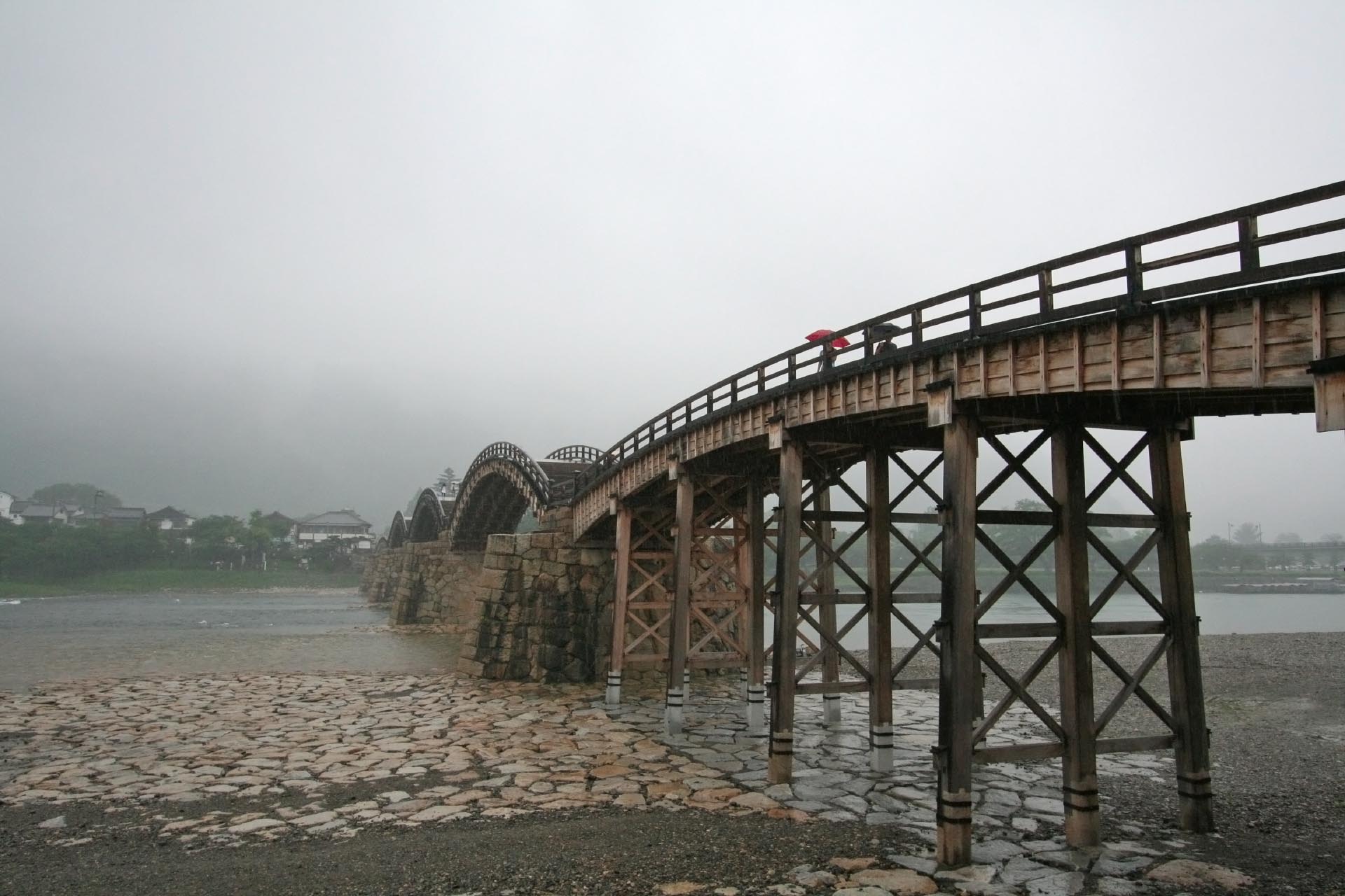 梅雨の錦帯橋の風景　山口の風景