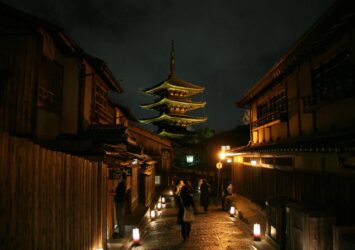 夜の京都・東山　産寧坂と八坂の塔　京都の風景