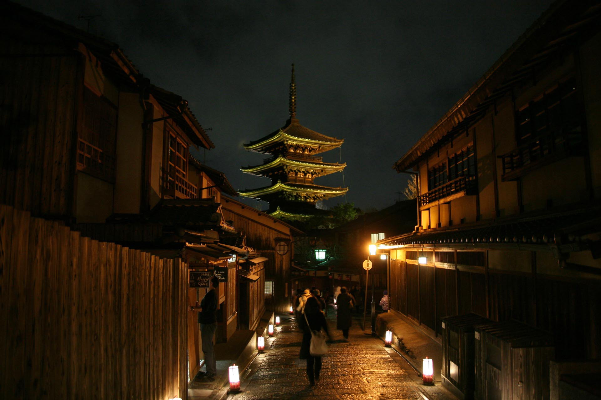 夜の京都・東山　産寧坂と八坂の塔　京都の風景
