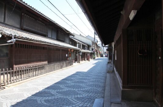 鞆の浦の街並み　広島の伝統的な古い町並み　日本の古い町並み　広島の風景