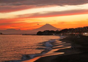 夏の夕暮れの富士山と江の島大橋　湘南・七里ガ浜　夏の神奈川の風景