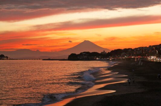 夏の夕暮れの富士山と江の島　湘南・七里ガ浜　夏の神奈川の風景