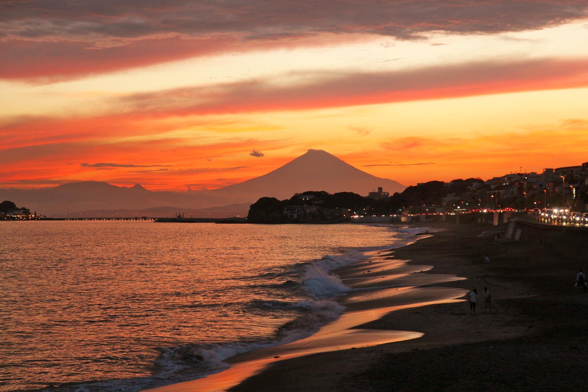 夏の夕暮れの富士山と江の島大橋　湘南・七里ガ浜　夏の神奈川の風景